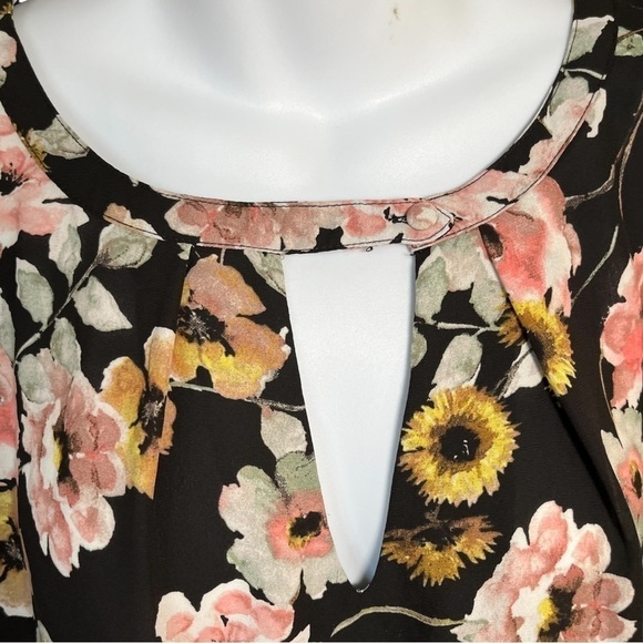 Cupcakes & Cashmere Floral Long Sleeve Keyhole Blouse - Picture 3 of 7